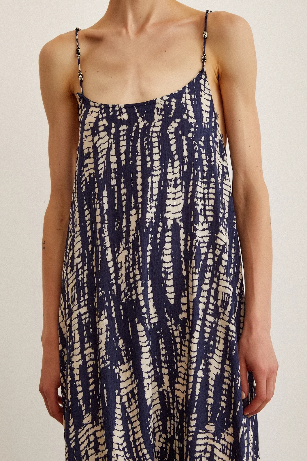 فستان واسع برقبة بحبل الخرز اللون الأزرق الداكن / البيج