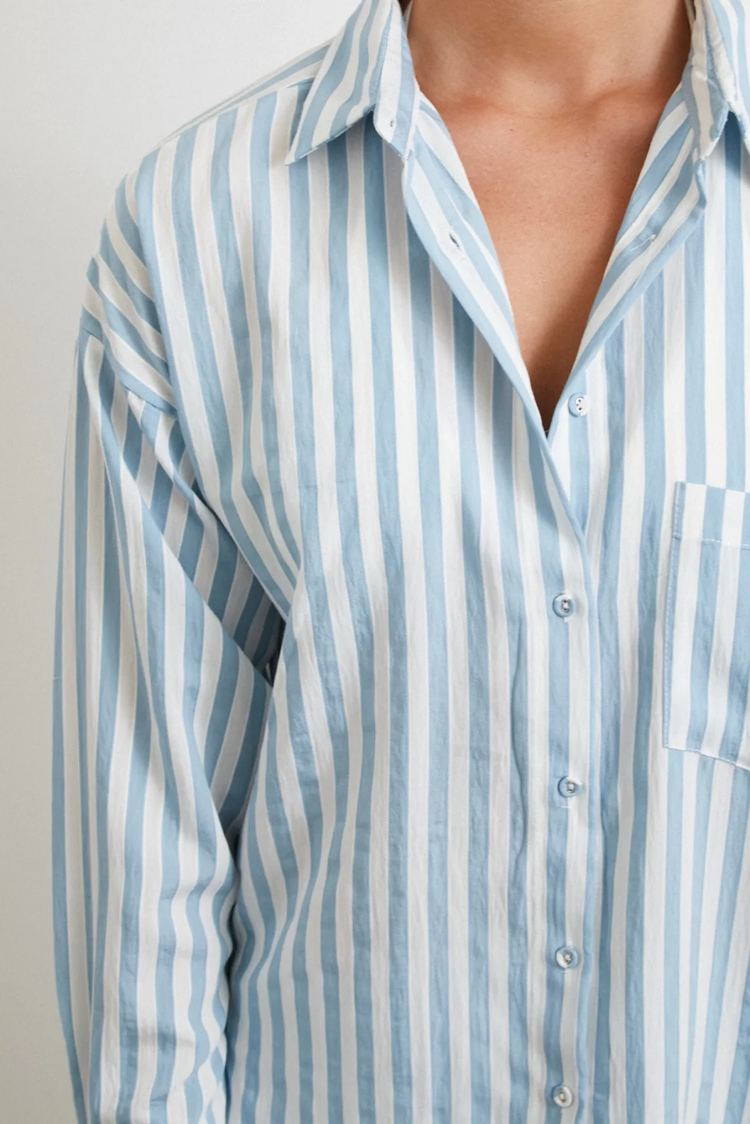 قميص متعدد الخطوط مع جيب الصدر أزرق