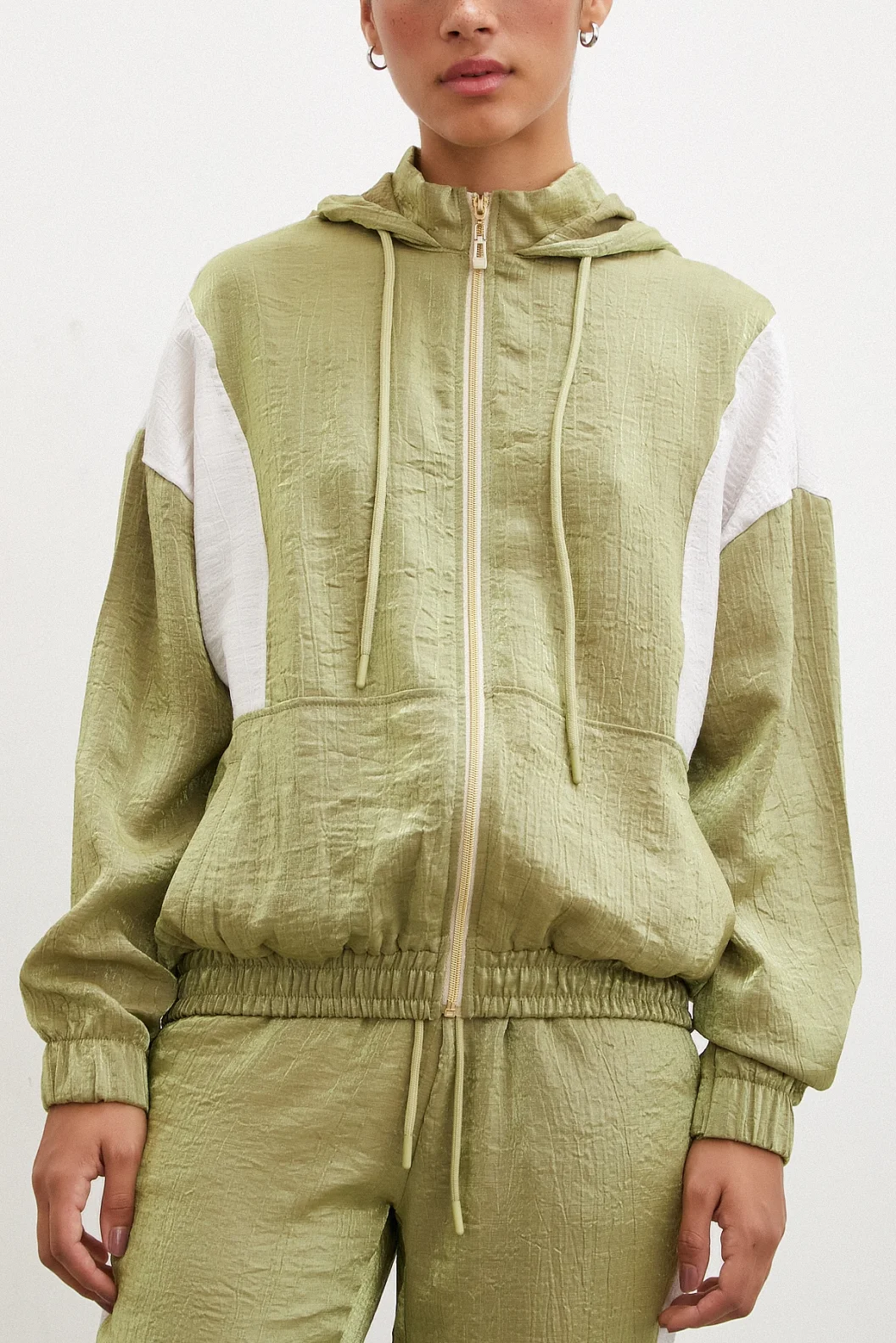 سويت شيرت مع سحَّاب وبطانة باللون الأخضر الزيتوني