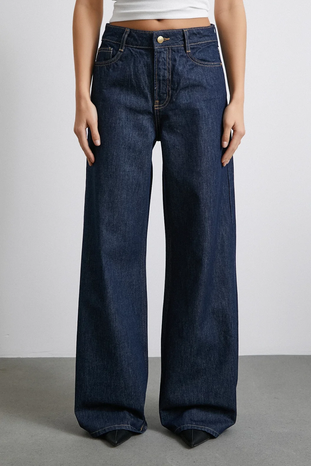 جينز بخصر عالٍ وقصة واسعة بجيوب خمسة لون أزرق داكن