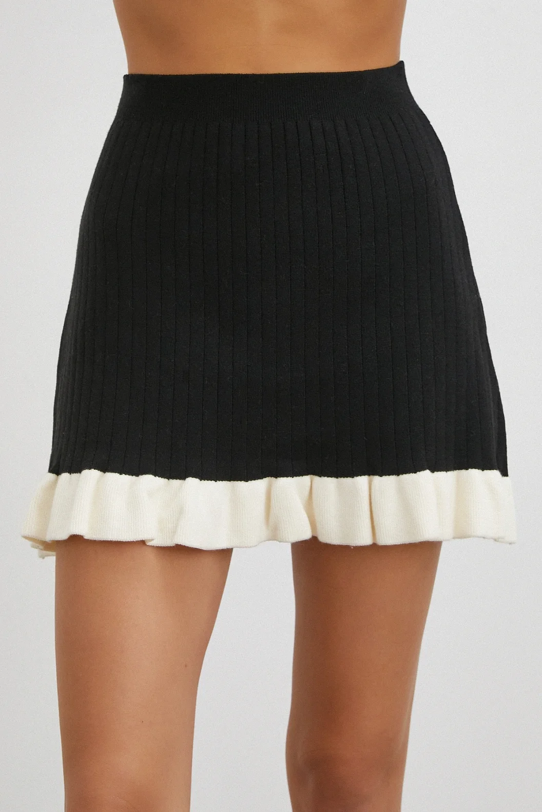 Düğmeli Eteği Fırfırlı Etekli Triko Takım Siyah