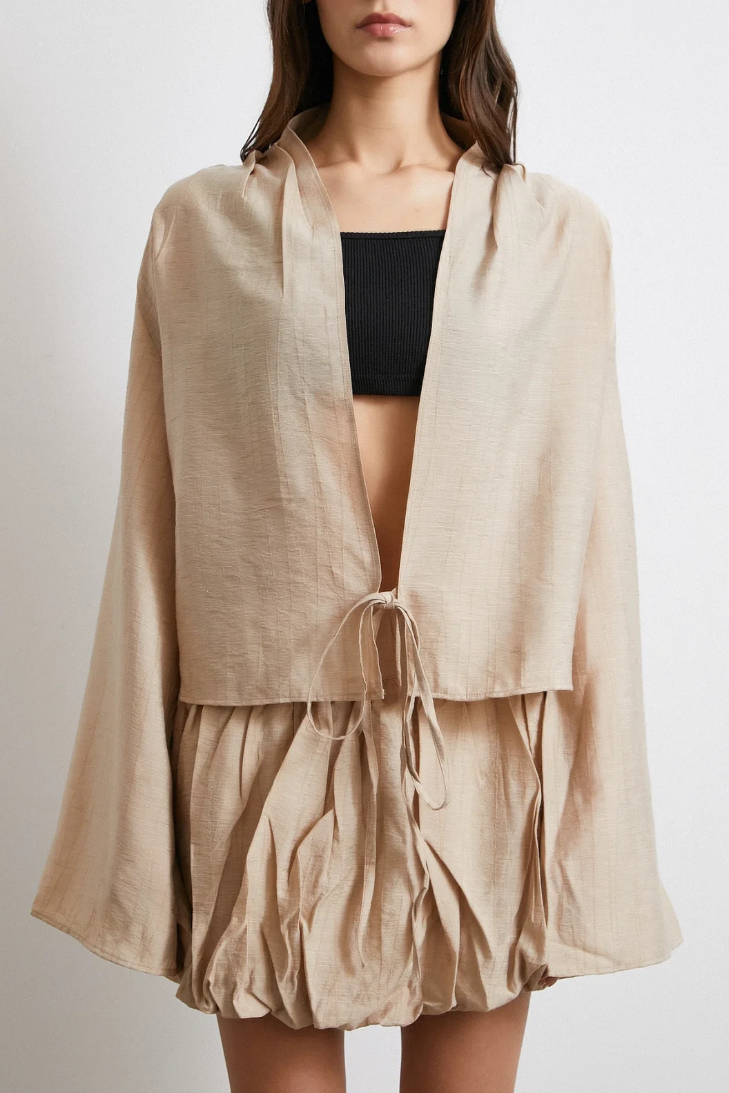 بلوزة واسعة مع أكمام ربط من الأمام باللون البيج