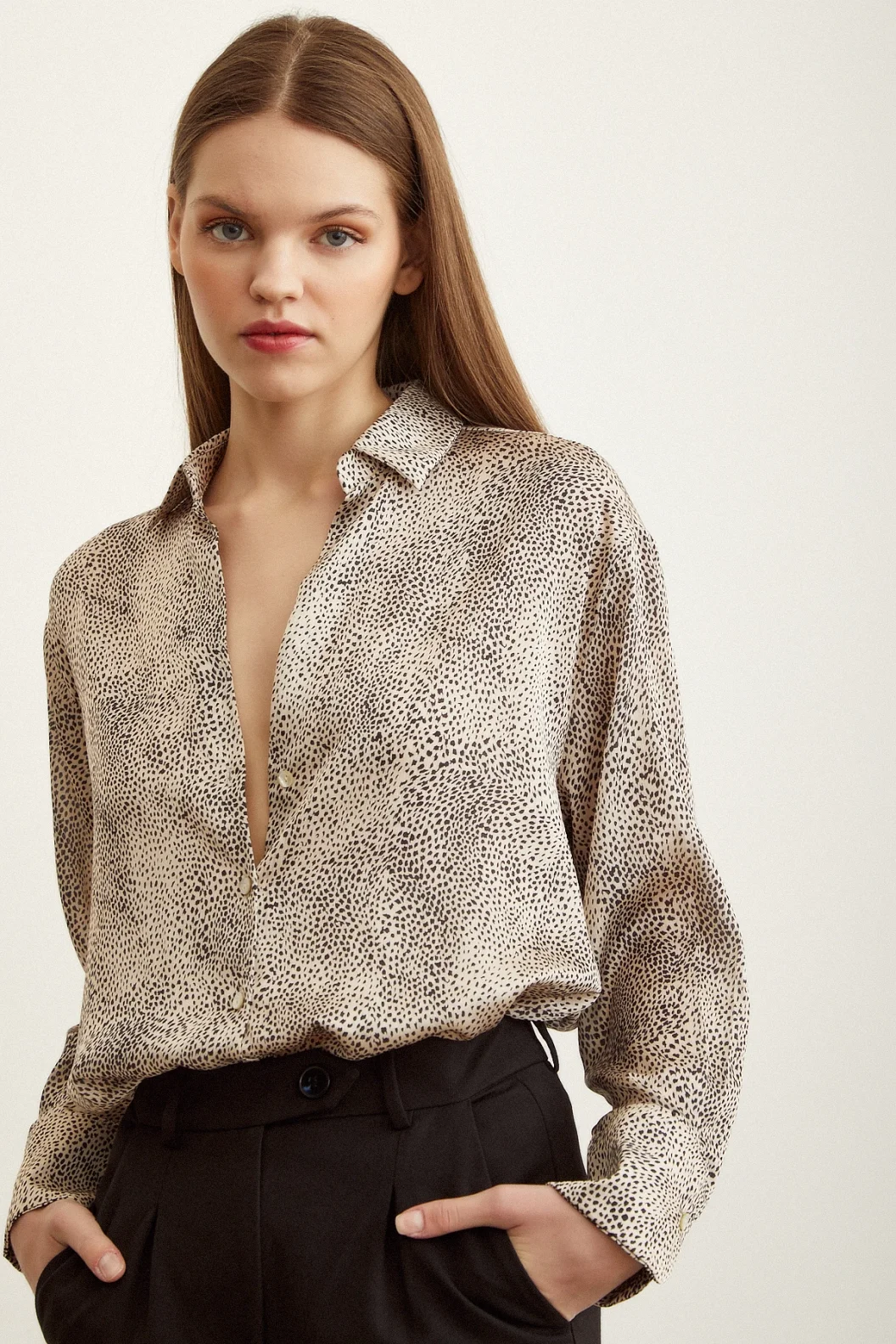 V-Ausschnitt gemusterte Satinbluse Stone