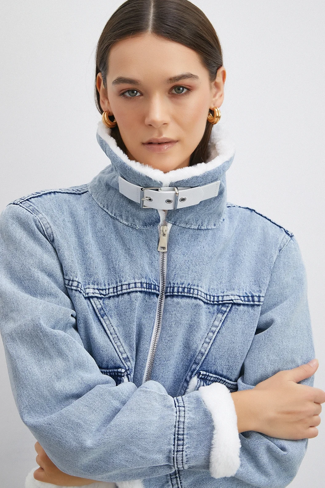 Beyaz Kemer Detaylı Kürklü Kot Mont Mavi