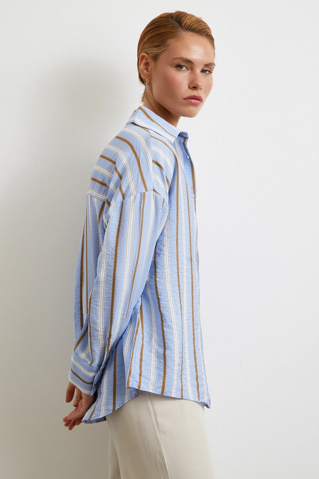 قميص مخطط زرقاء