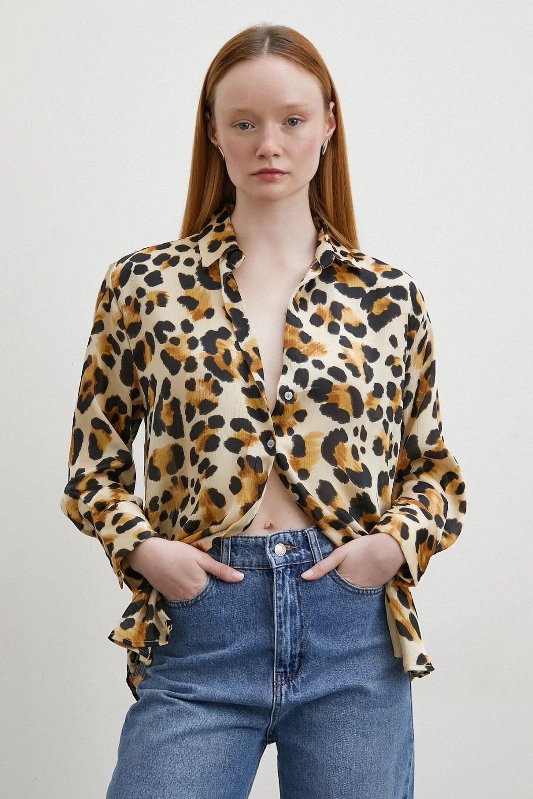 قميص بياقة V بنمط فهد بلون بيج