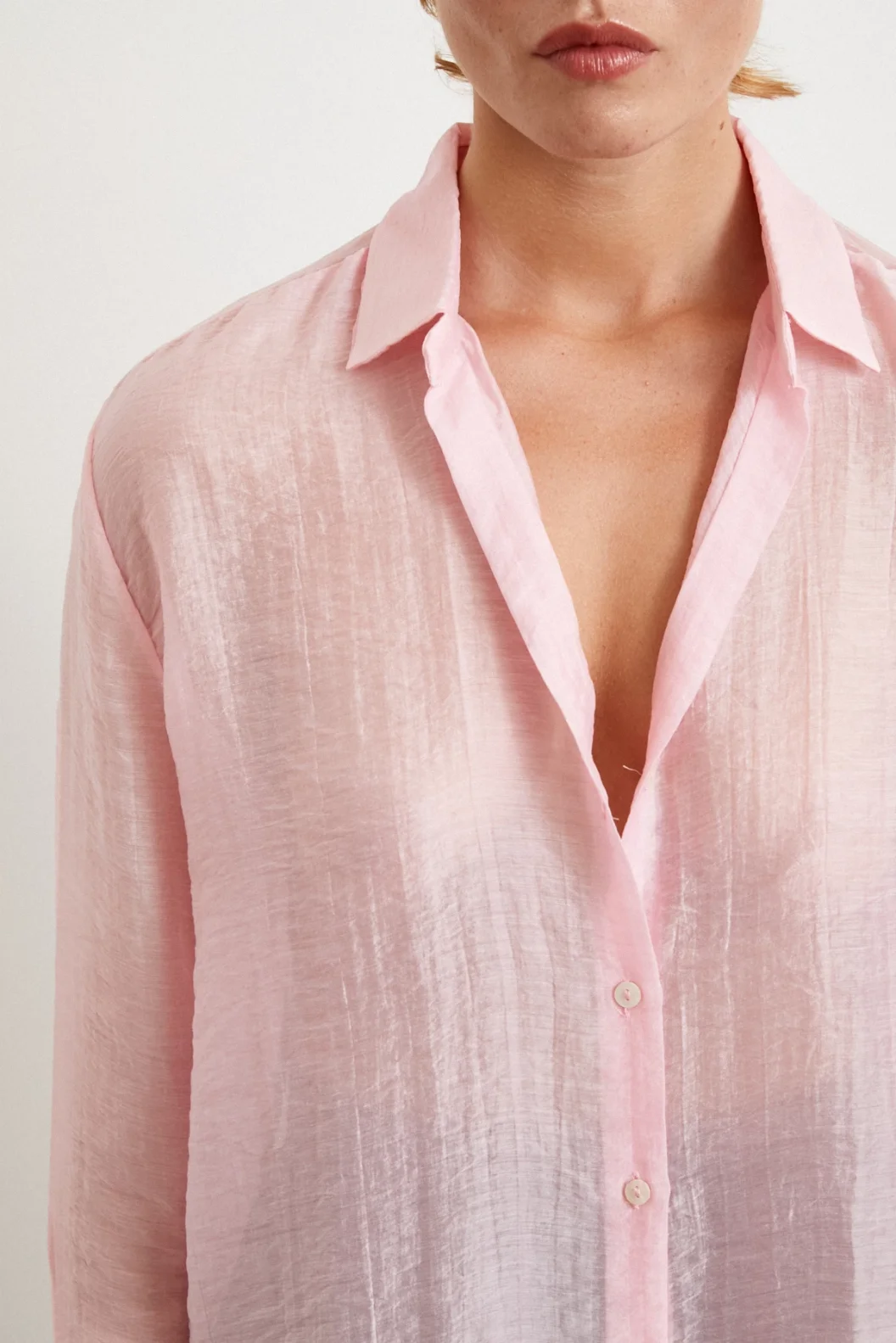 قميص الرقبة الأساسي بأكمام طويلة باللون الوردي