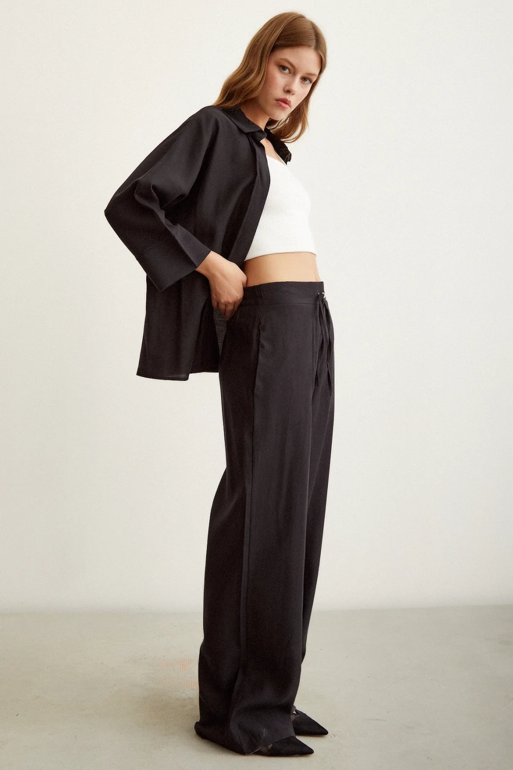 سروال أسود ذو حزام مطاطي