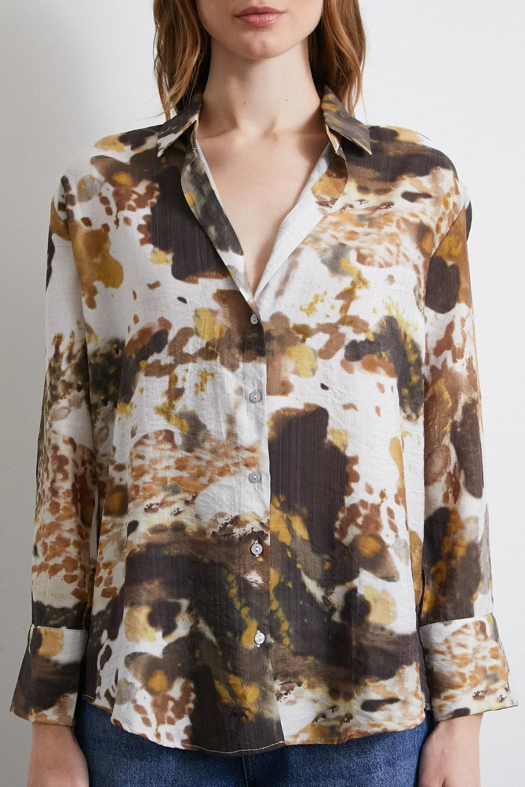 نقشة باتيك على قميص شيفون لونها خردل