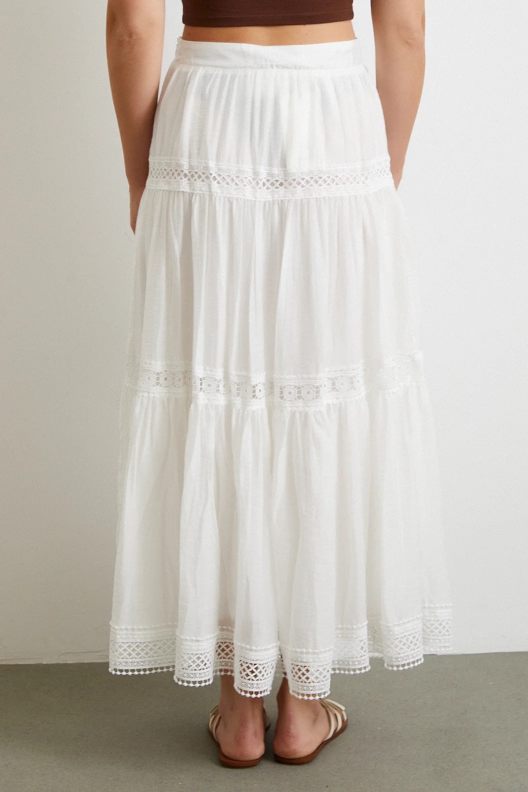 التنورة القصيرة القماشية البيضاء