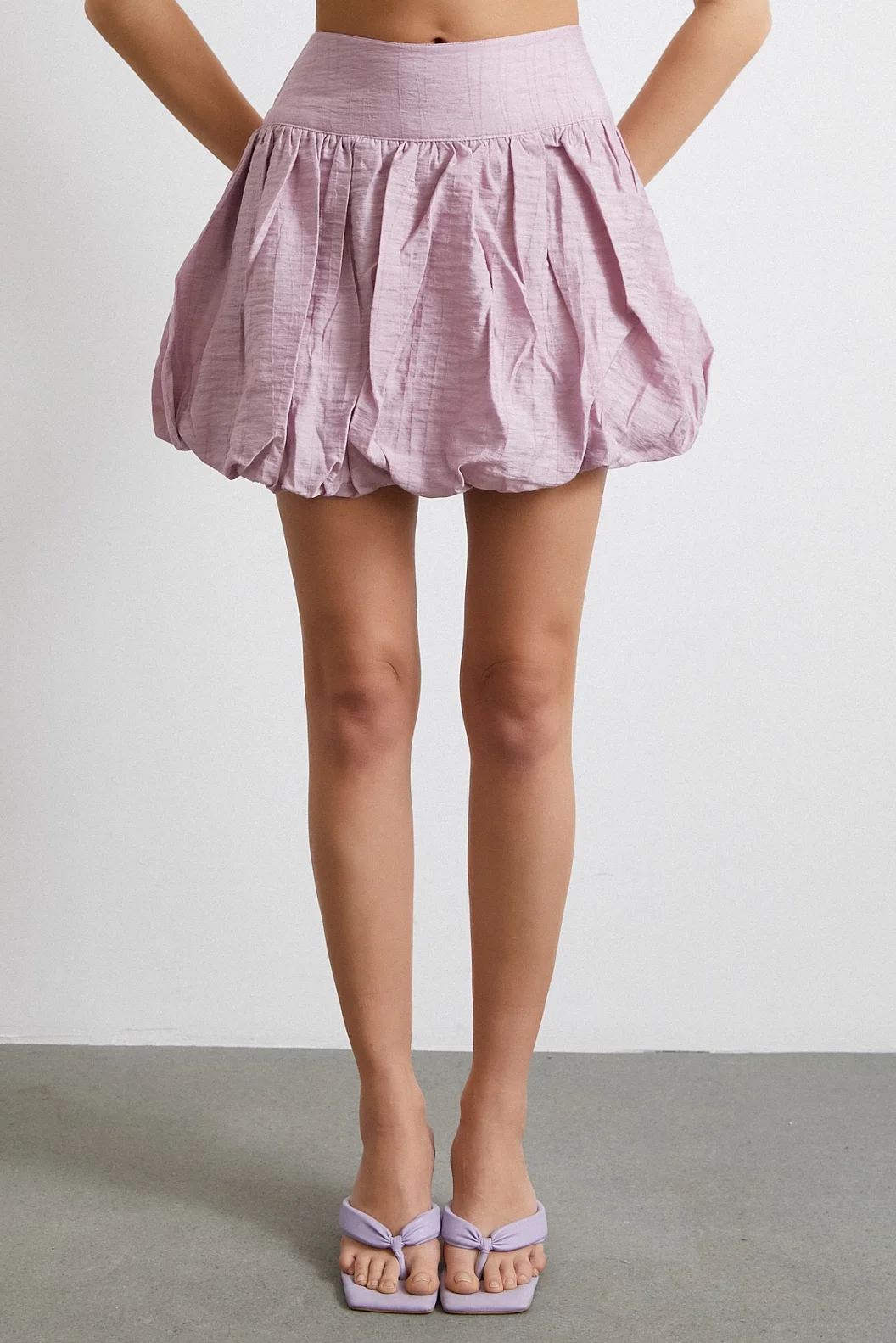 قصيرة سفلية مبطنة باللون البنفسجي