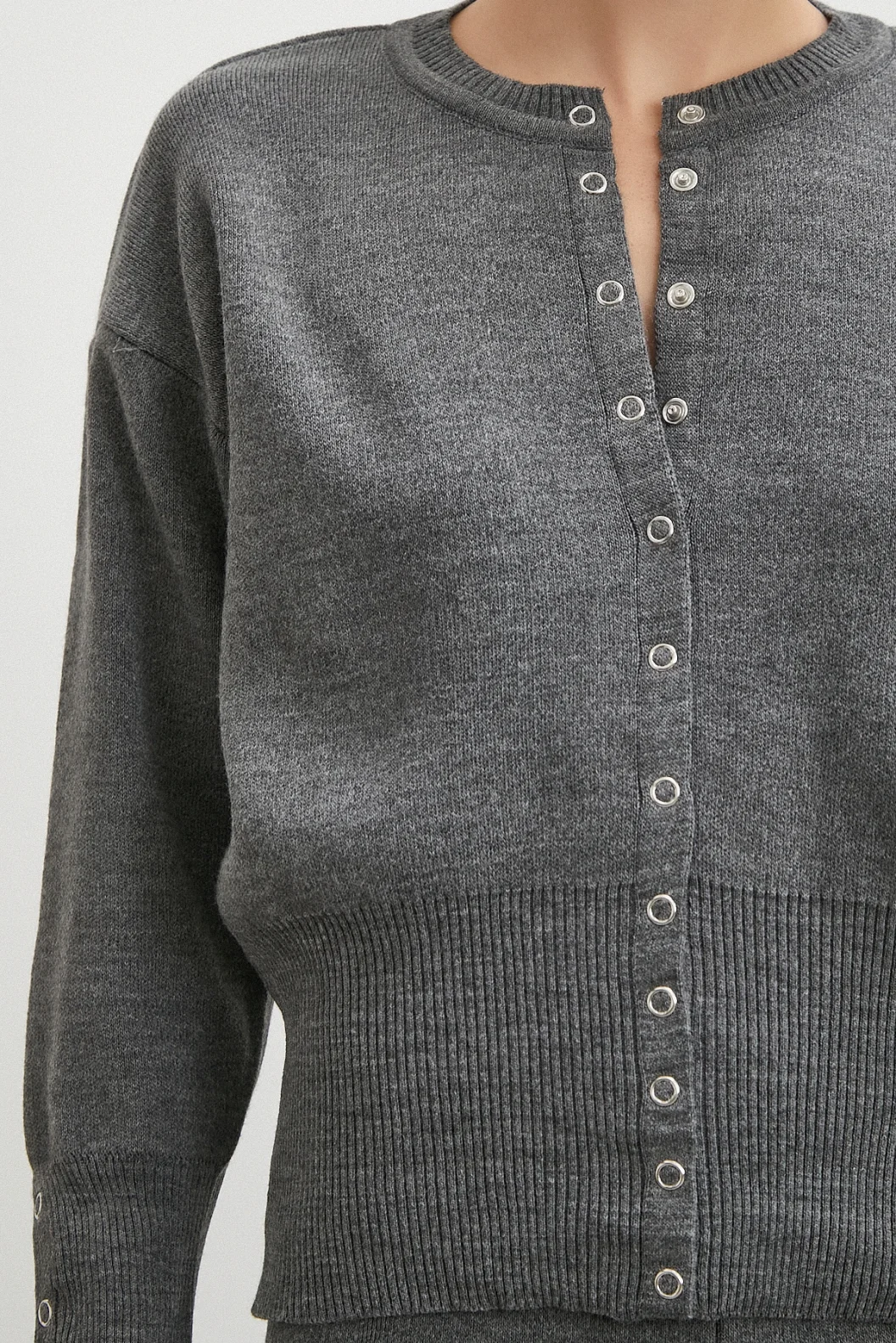 Çıtçıtlı Pantolonlu Triko Takım Antirasit