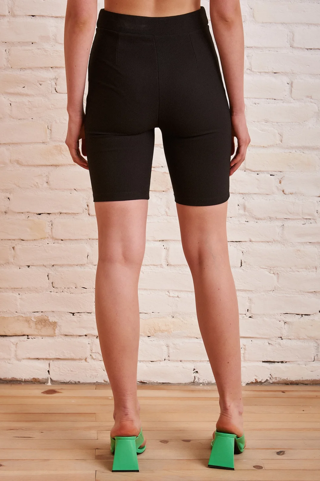 زر تفاصيل الشورت الفولاذي الأسود