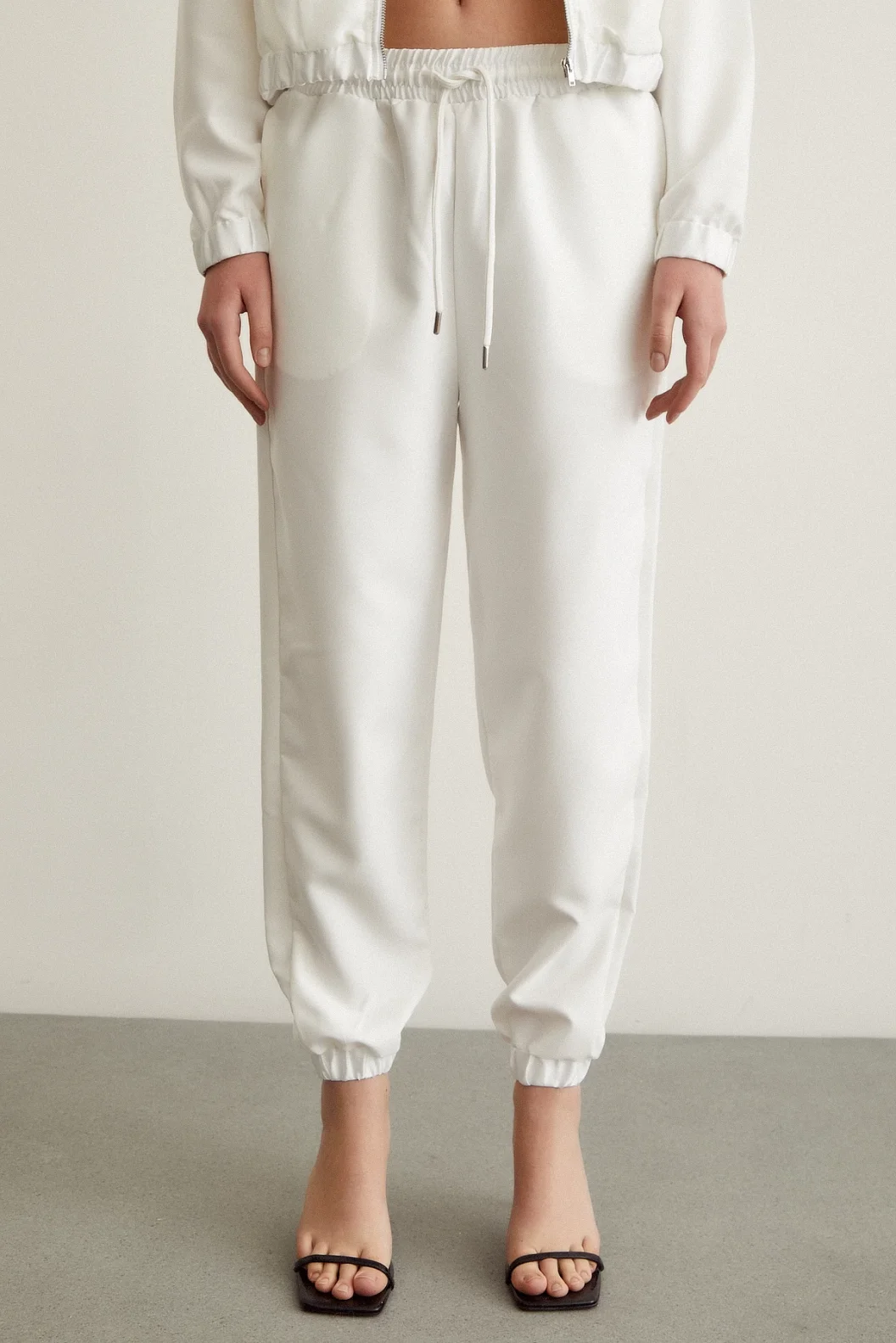 زي رياضي نسائي بقصة مريحة - أبيض