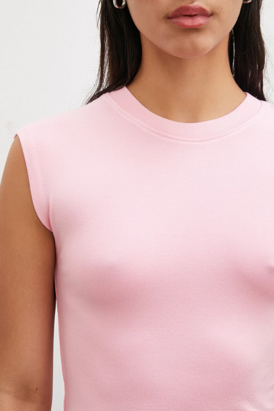 قميص بأكمام قصيرة بلون وردي