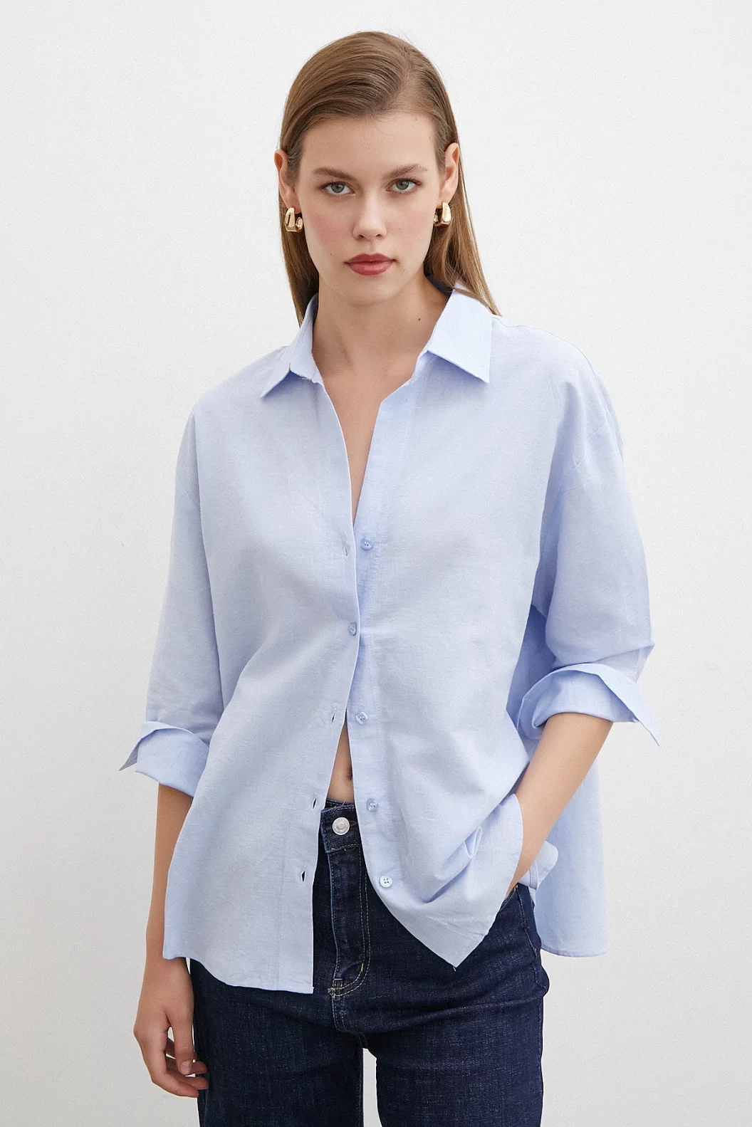 قميص أزرق فاتح مع فجوة للذراع للفقراء