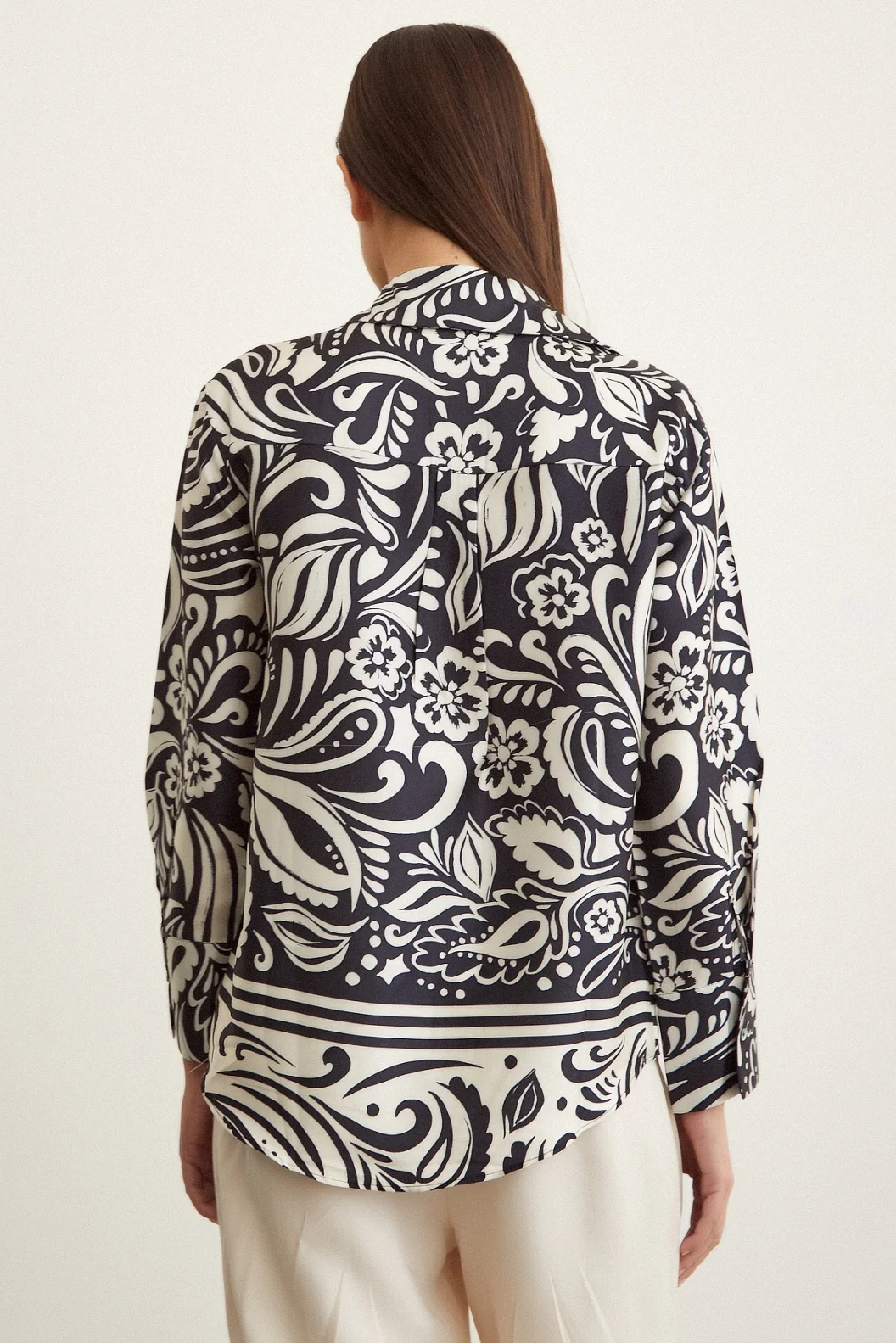 قميص حريري بياقة عميقة مزين بنقوشات سوداء
