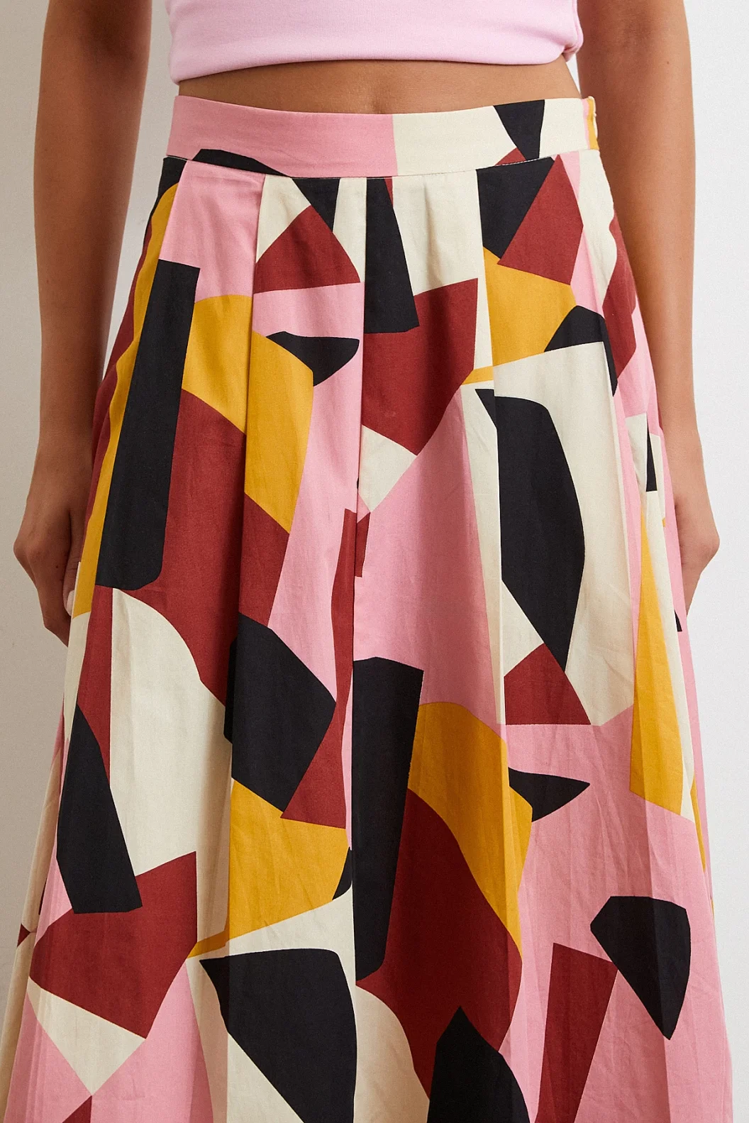 تنورة ميدي مطبوعة باللون الوردي