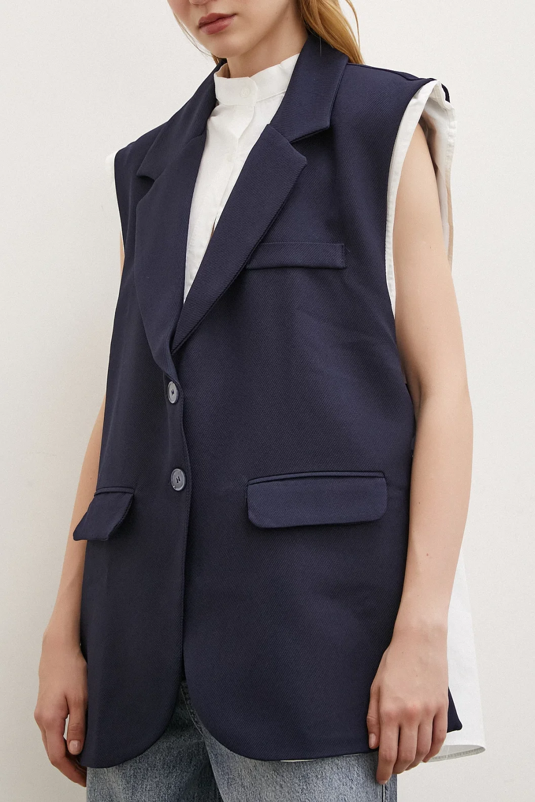 قميص بست نفسي مزين بياقة حاكمة لونه أزرق داكن