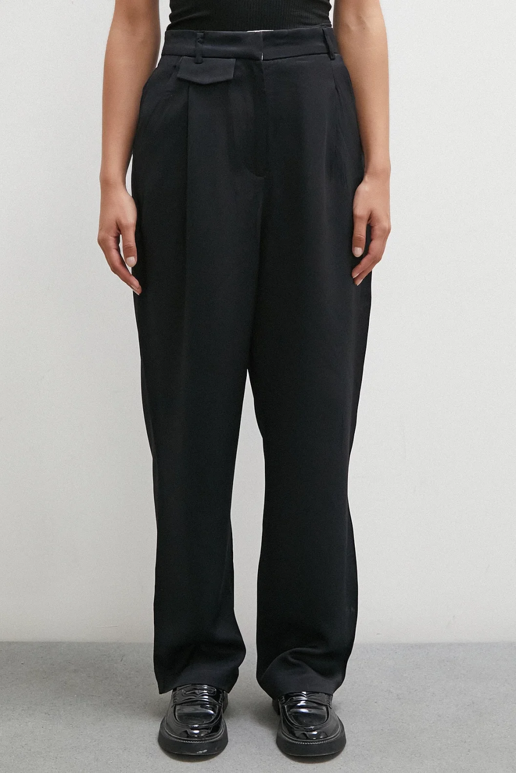 Schwarze klassische Hose mit Gürteldetails