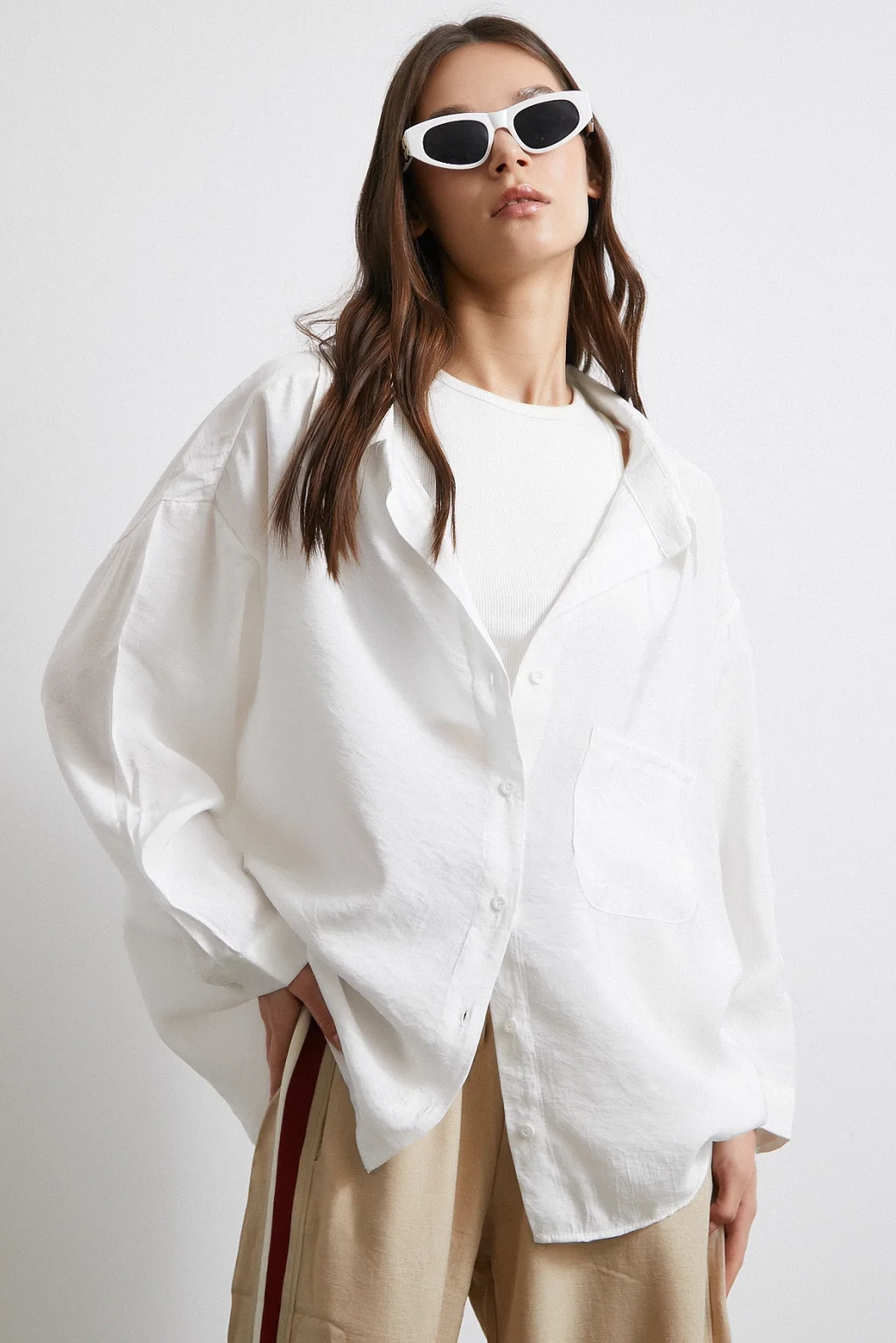 قميص مودال أبيض بجيوب كبيرة