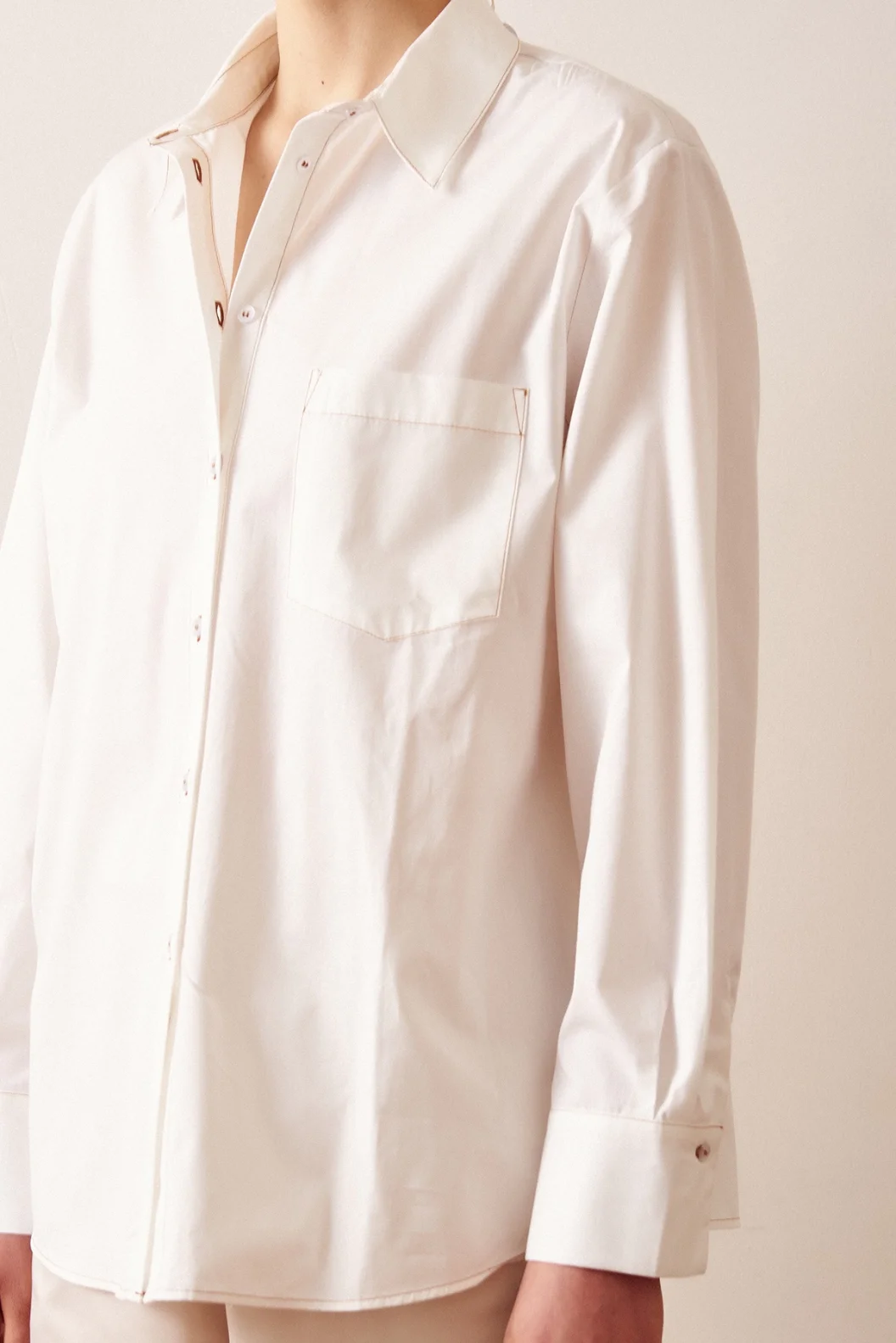 قميص كلاسيكي من القطن باللون العاجي