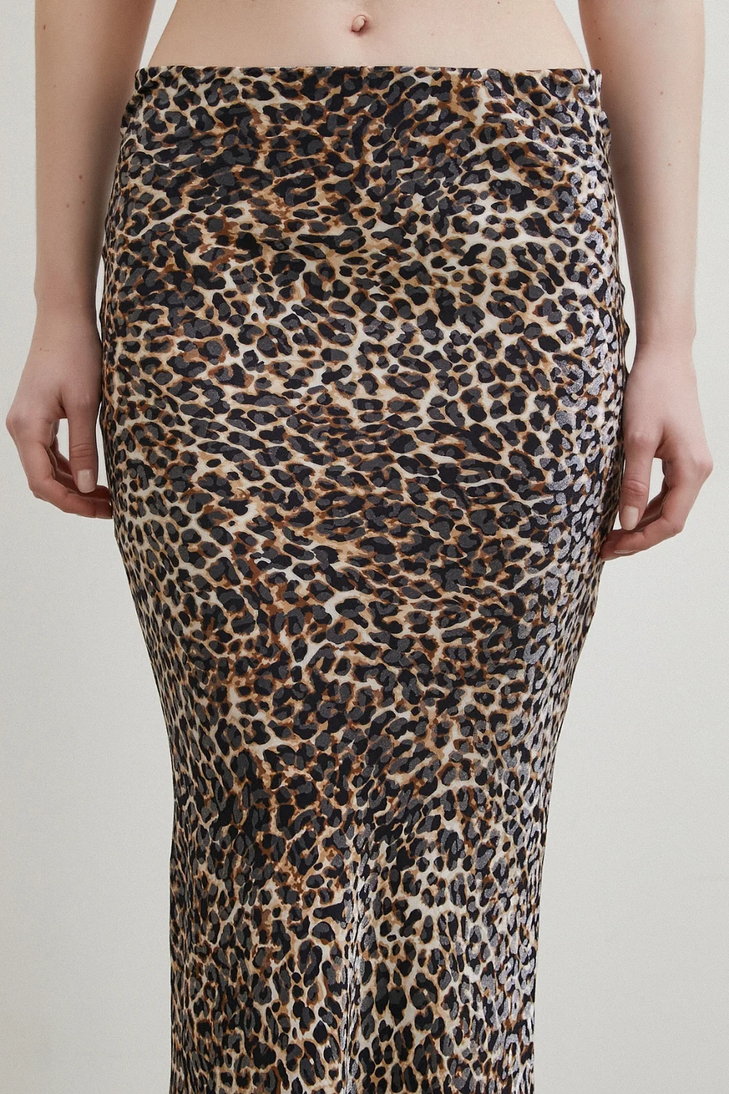 تنورة مائلة بنقشة فهد بيج