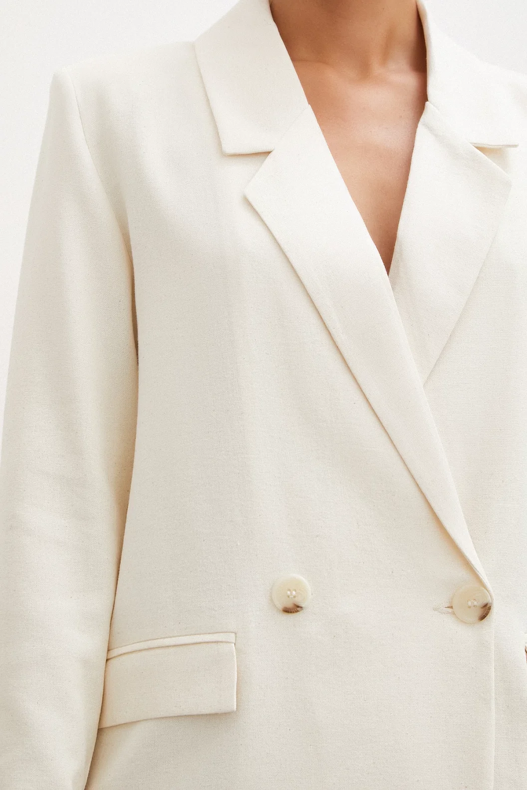 الستر بليزر مزدوج الأزرار من الكتان بلون الإكرو