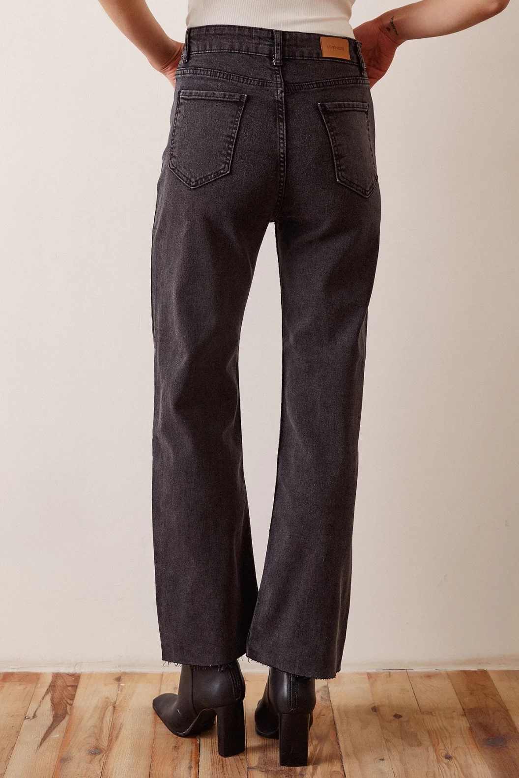 Schmale High-Waist-Jeans mit abgeschnittenem Saum Schwarz