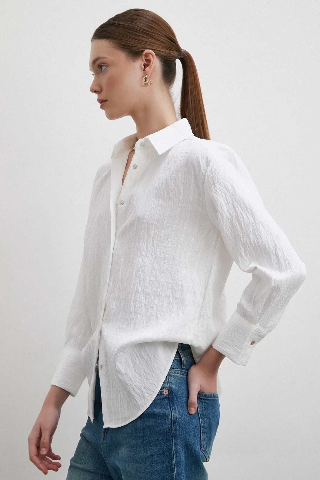 قميص بتفاصيل خطوط بيضاء