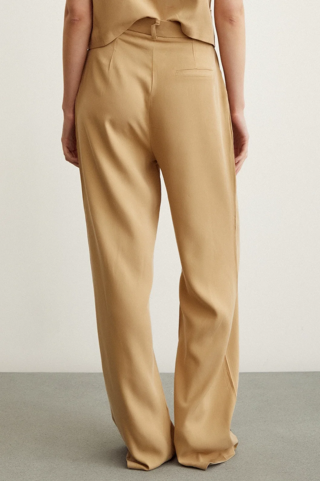 سروال عريض الساق باللون الجملي