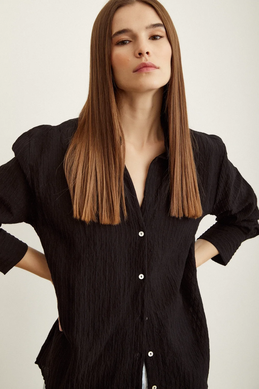 قميص مخطط أسود