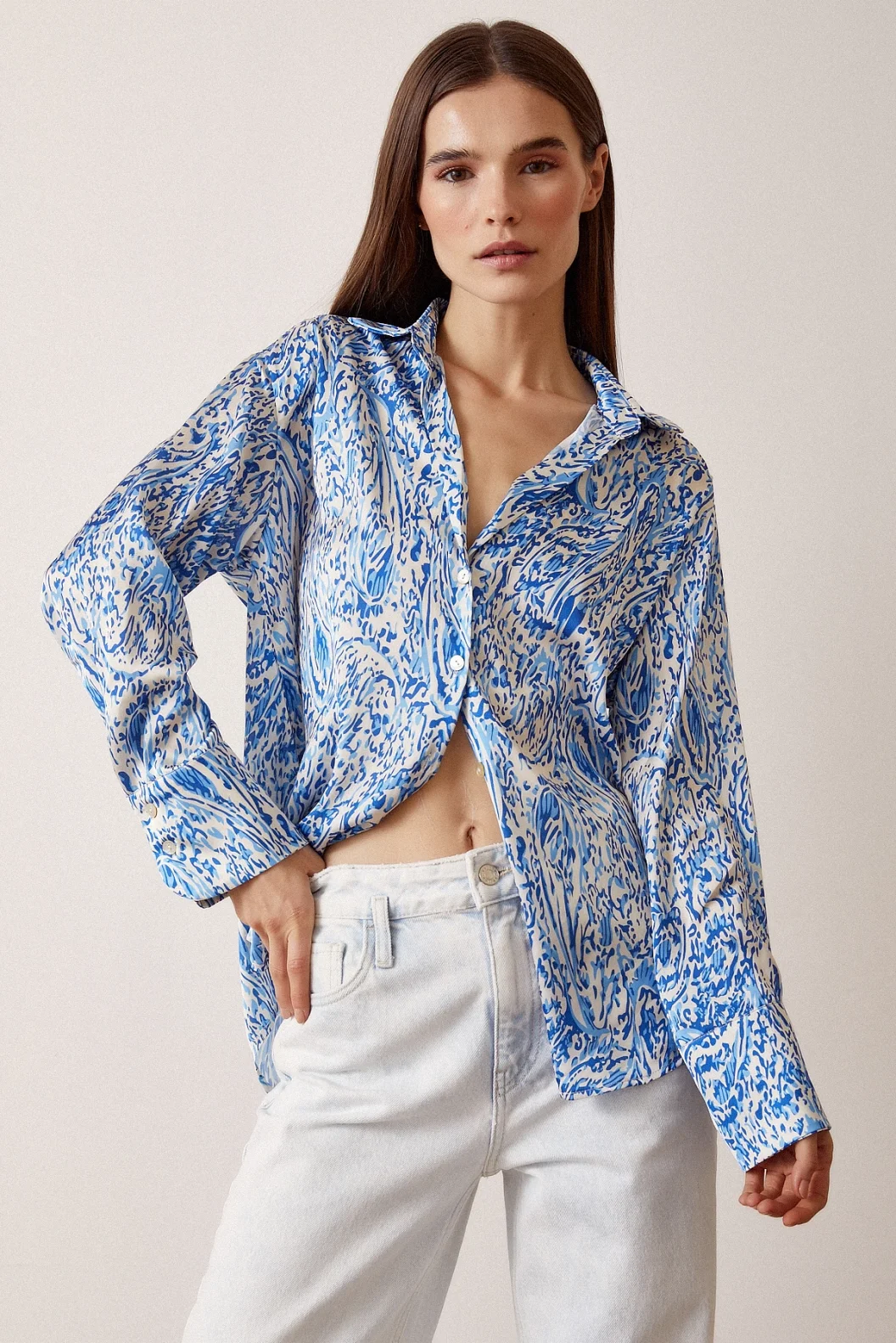 V-Ausschnitt gemustertes Satinhemd von Saks