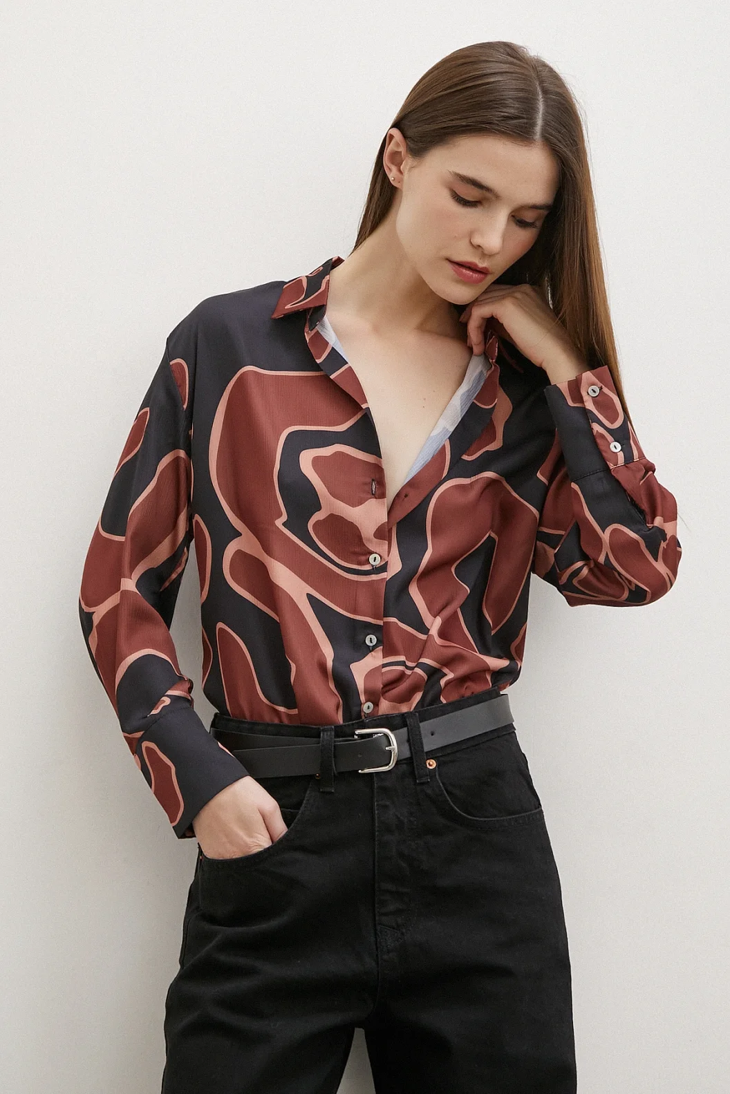 قميص حرير مطبوع باللون البني