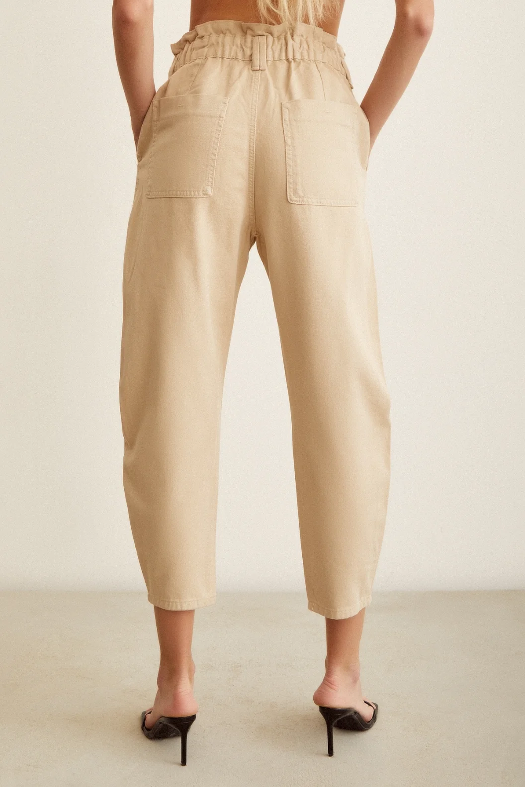 Elastic Waist Button Closed Boyfriend Jeans Beige