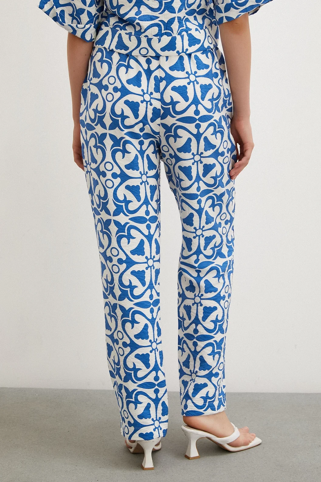 بنطلون بخصر مطاطي بأساور أنابيب لونه أزرق