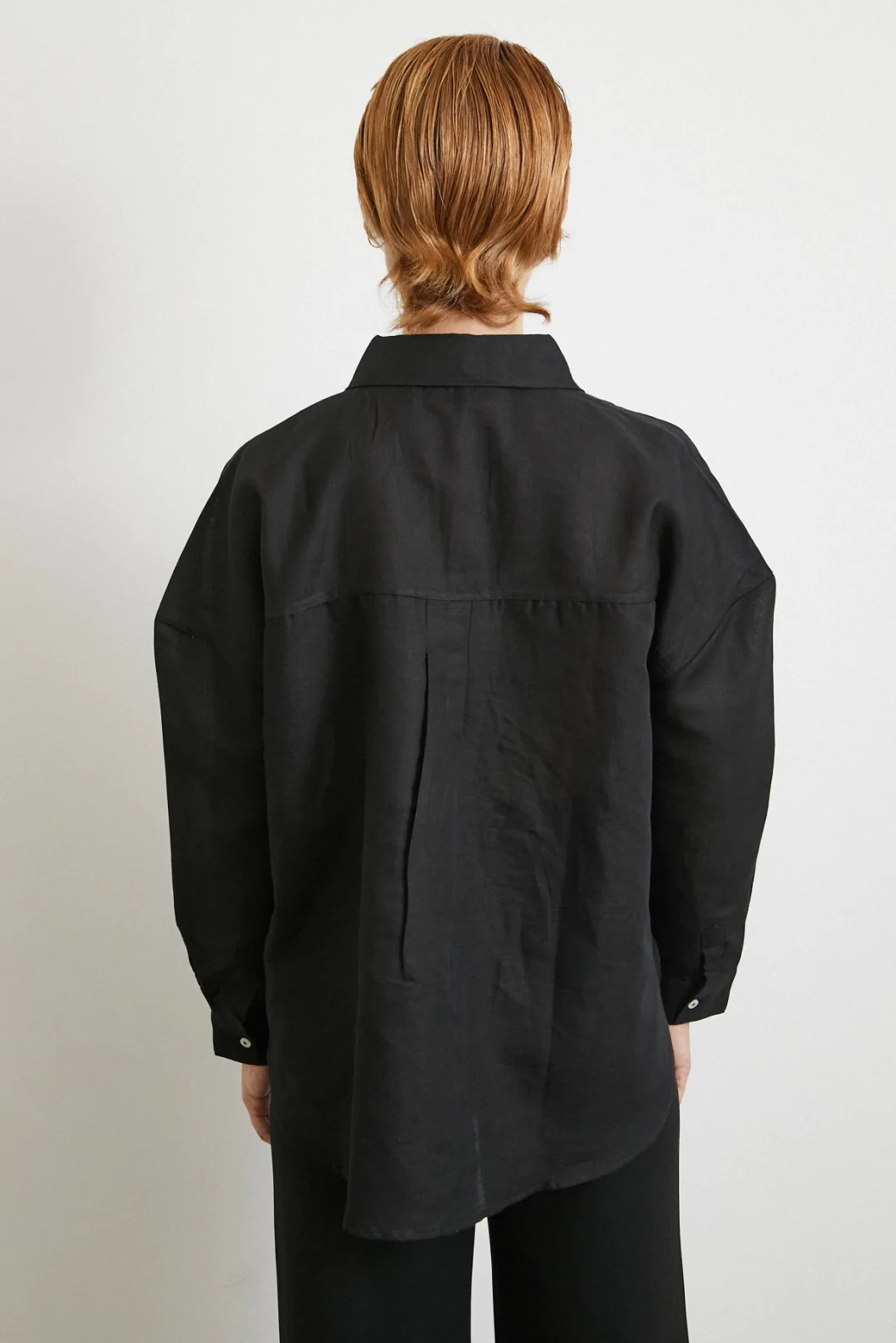 تي شيرت كتان فضفاض بجيوب كبيرة الحجم