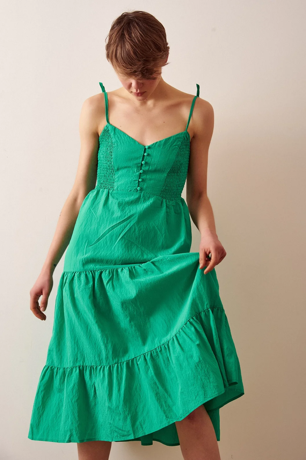 Grünes Kleid mit geraffter Rückenpartie