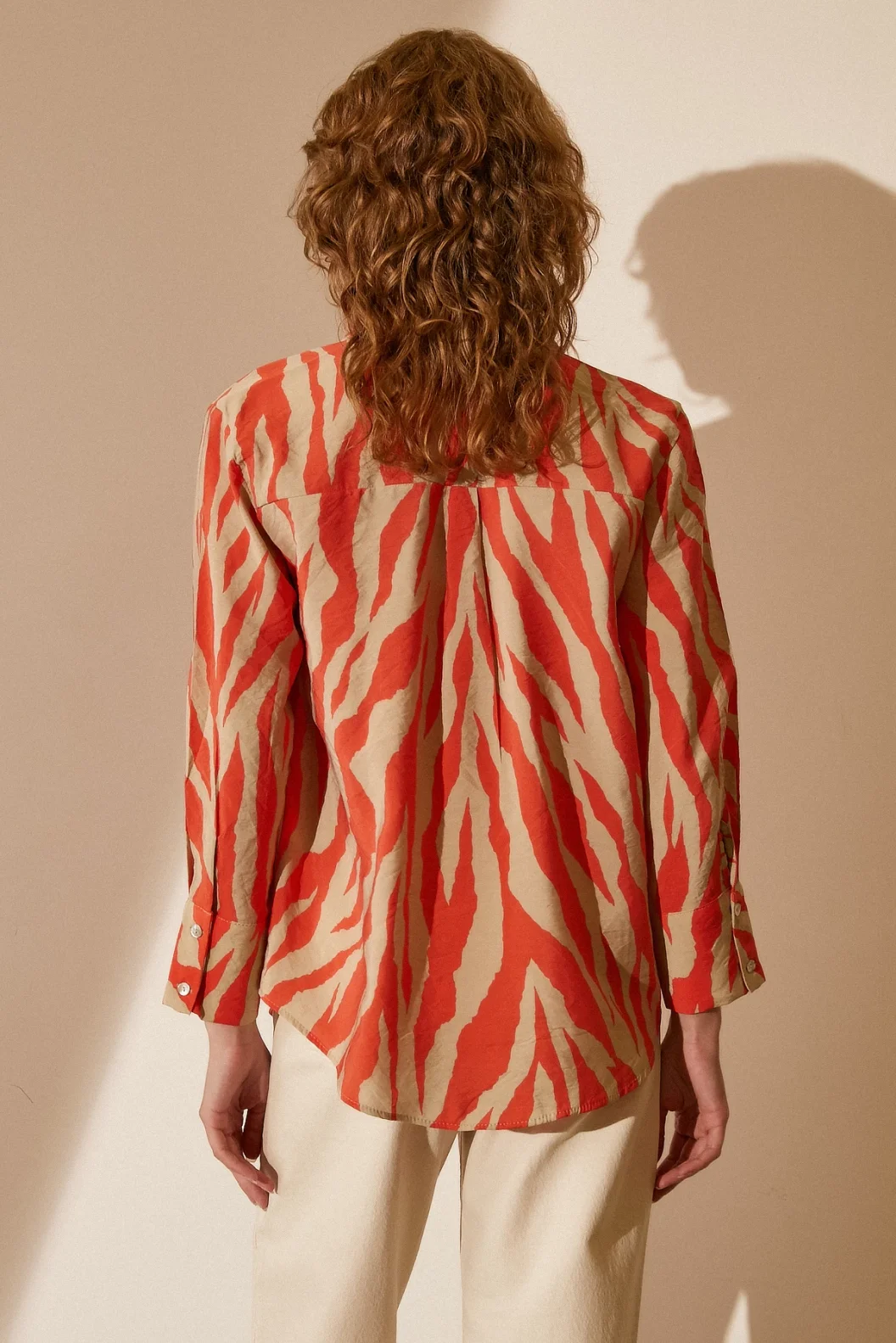 قميص زوبرا بنمط نسيجي بتصميم زوبرا باللون البرتقالي