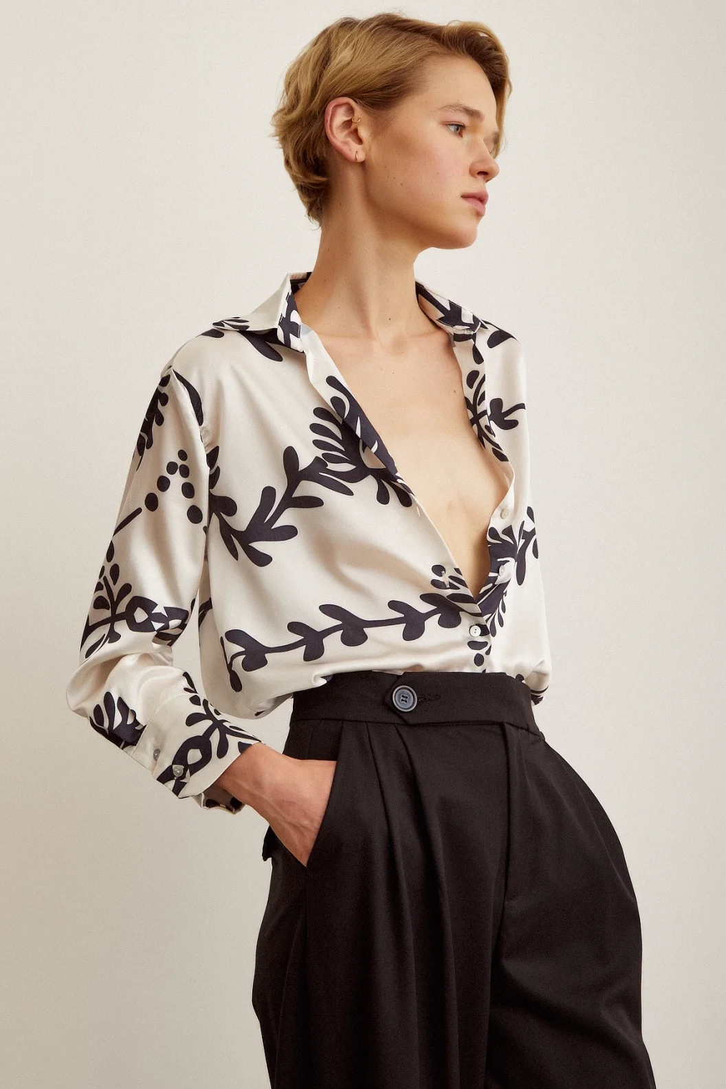 قميص ساتان مطبوع أسود