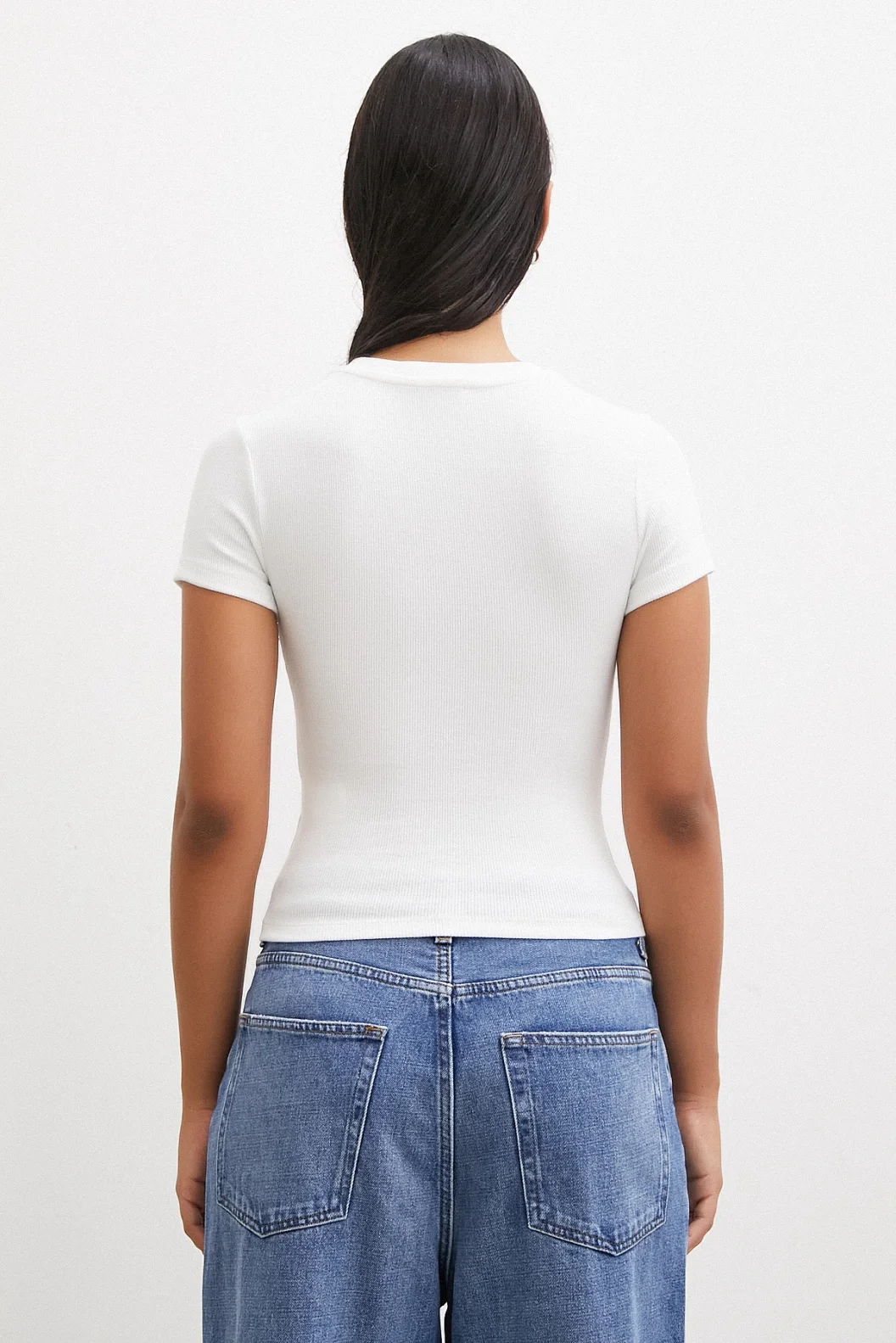 البلوزة البيضاء بدون أكمام