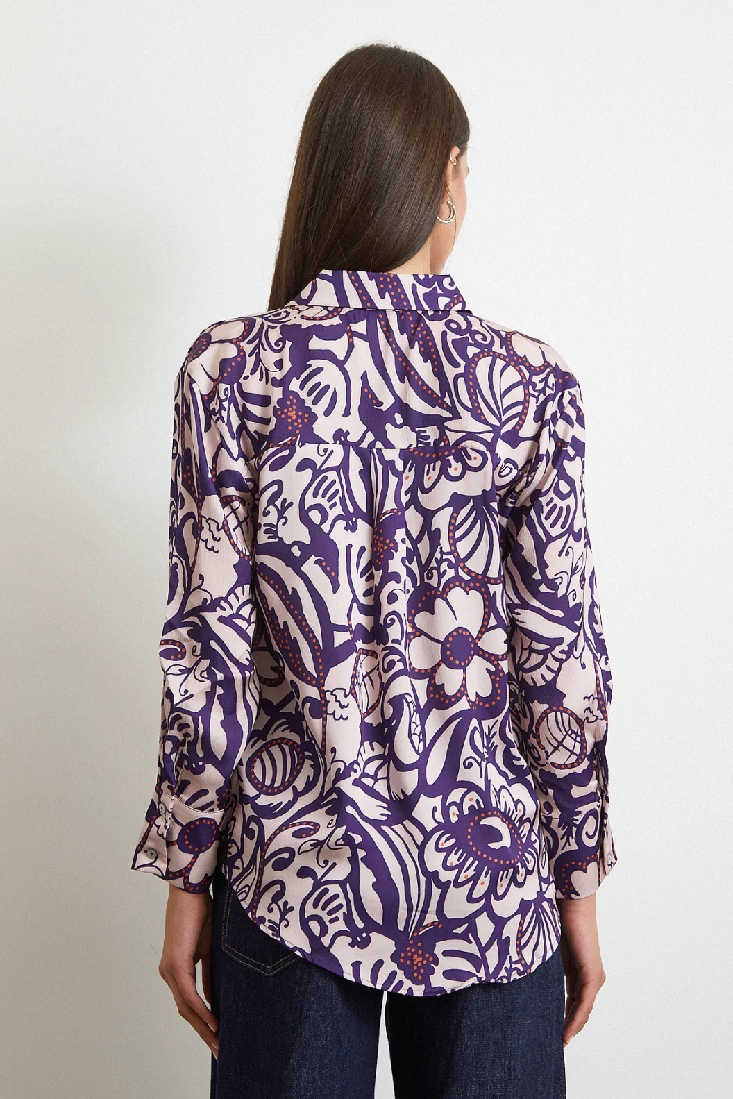 قميص حريري بنمط زهور باللون الأرجواني