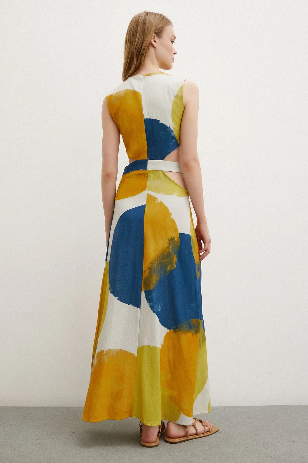 فستان أصفر بلا أكمام بخصر مكشوف