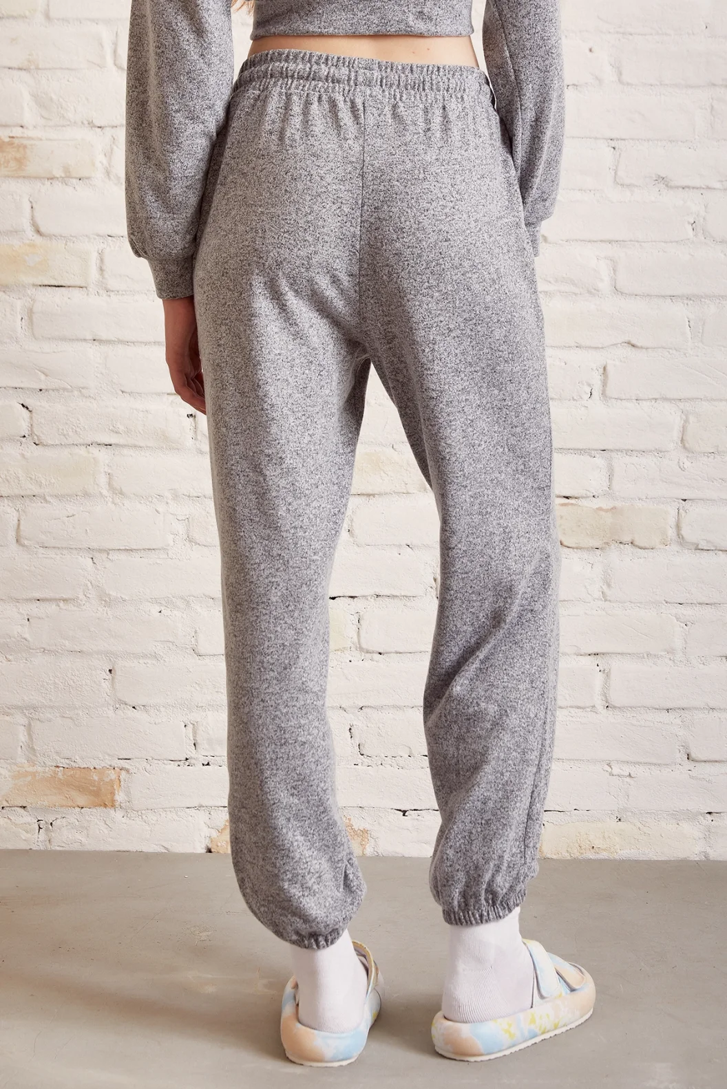 ثوب رياضي رمادي كبير الحجم