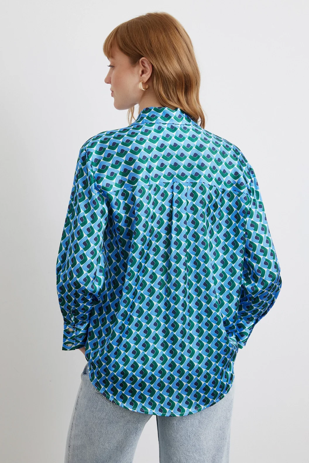 قميص حرير مطبوع بنمط هندسي أزرق