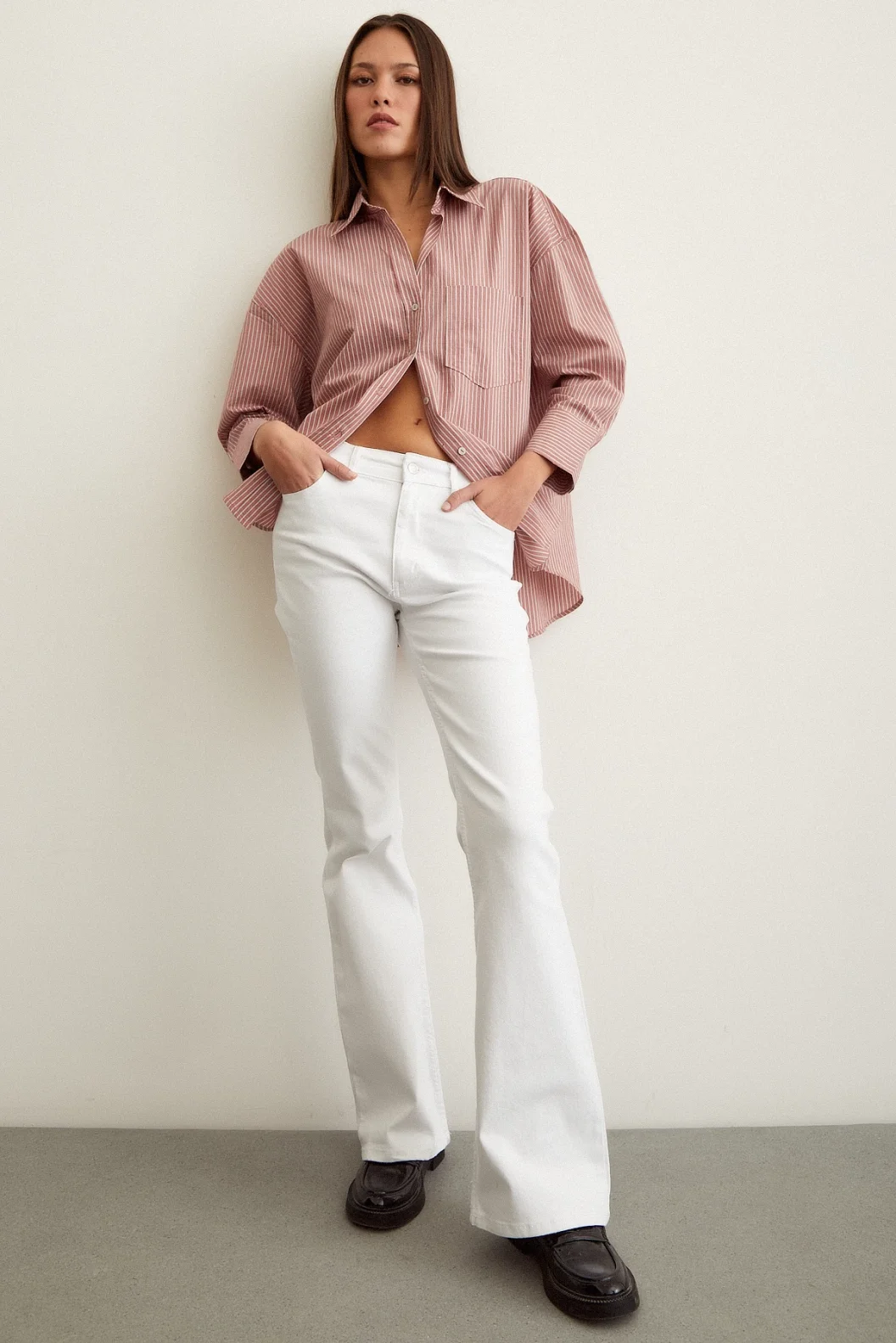 قميص رجالي كبير المقاس مخطط بلون وردي فاتح