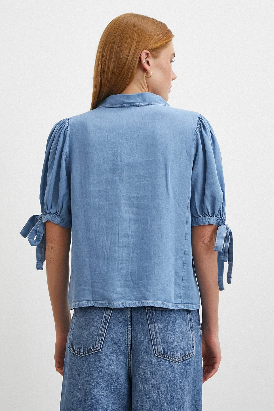 قميص بأكمام قصيرة برباط أزرق