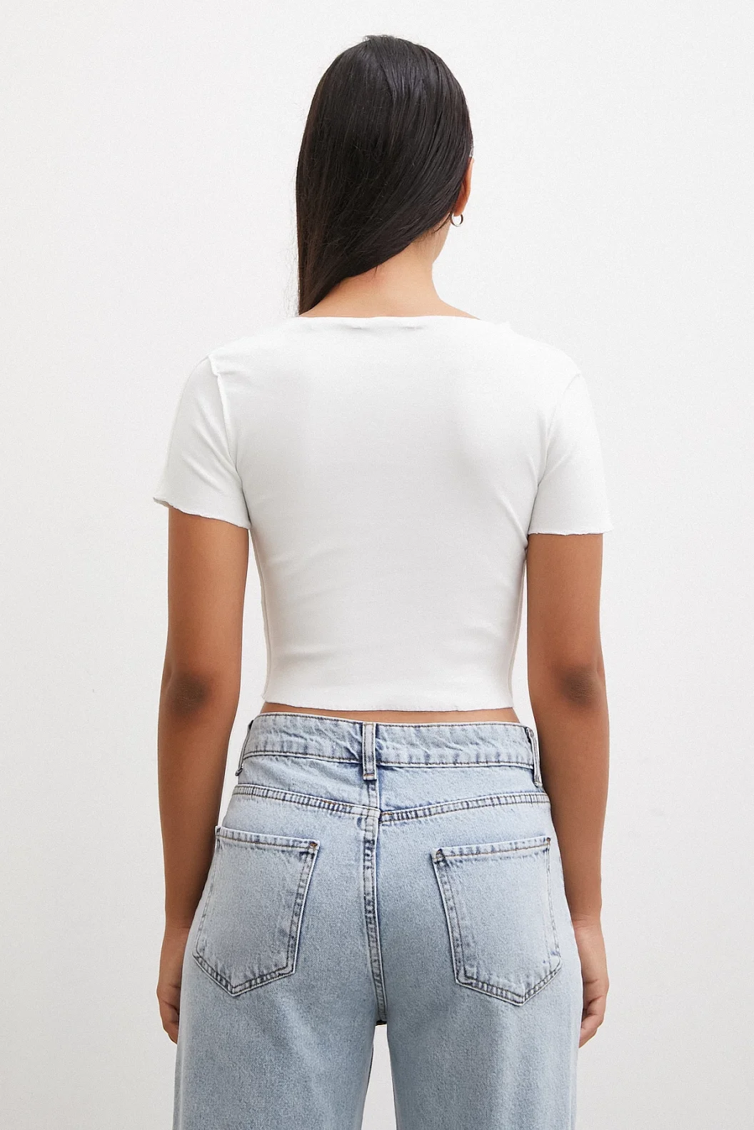 تيشيرت قصير الأكمام الأبيض