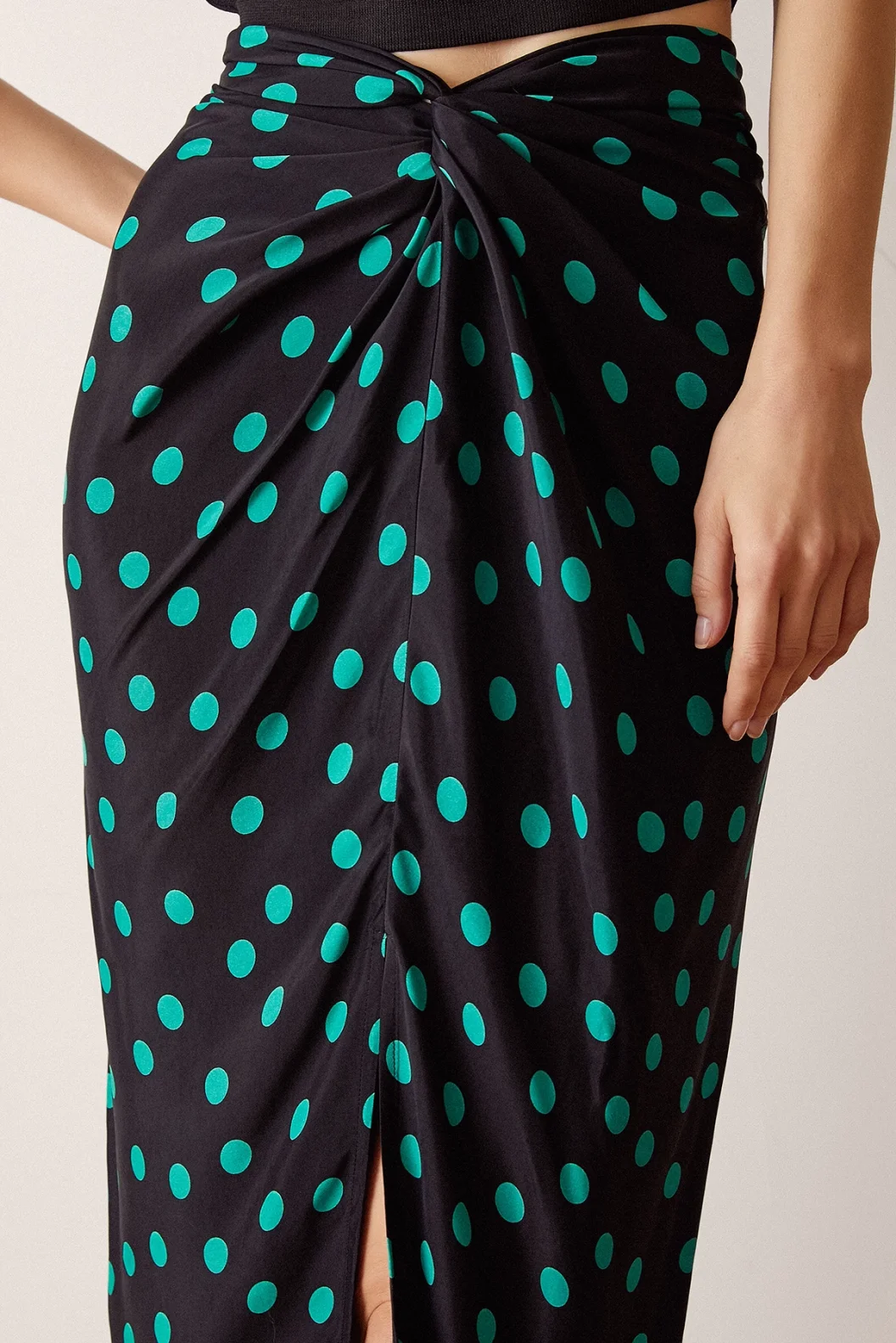 تنورة مخططة بأزرار بلون أخضر داكن