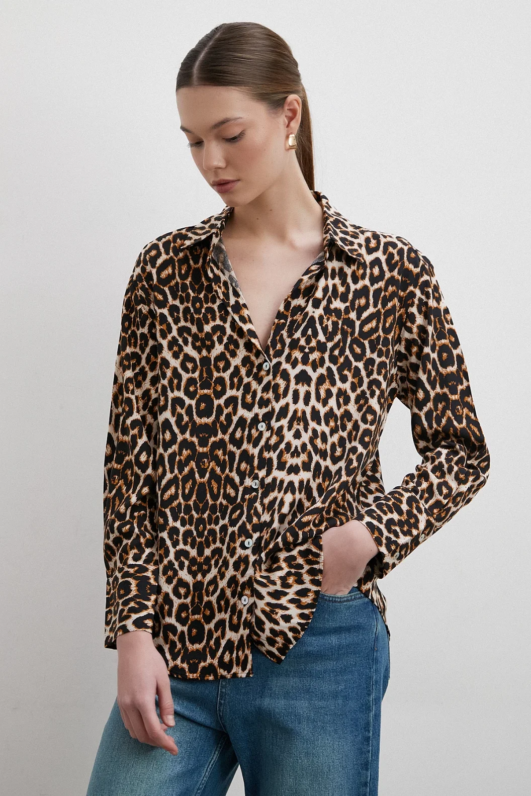 قميص فيسكوز بنمط فهد أسود